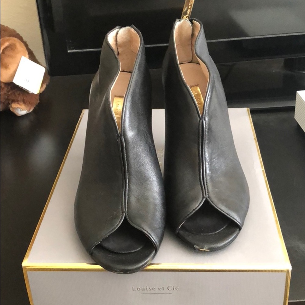 Size 7.5 Louise Et cie peep toe booties